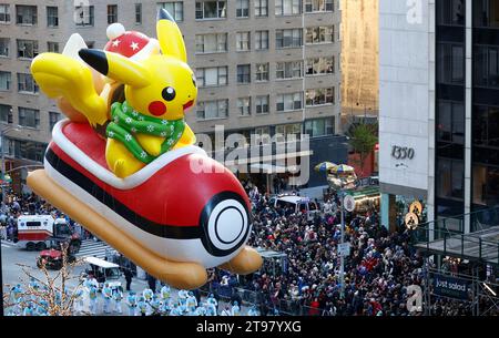 New York, États-Unis. 23 novembre 2023. Le ballon Pikachu et Eevee flotte sur la Sixième Avenue lors du Macy's Thanksgiving Day Parade 2023 à New York le jeudi 23 novembre 2023. Photo de John Angelillo/UPI crédit : UPI/Alamy Live News Banque D'Images