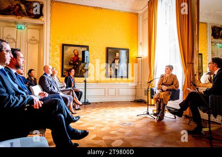 La Haye, pays-Bas. 23 novembre 2023. LA HAYE, PAYS-BAS - NOVEMBRE 23 : la reine Maxima des pays-Bas participe à une réunion du programme de circonscription du ministère des Finances sur l'éducation financière et la santé financière à la Maison Johan de Witt le 23 novembre 2023 à la Haye, pays-Bas. Crédit : Patrick van Katwijk/dpa/Alamy Live News Banque D'Images