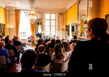 La Haye, pays-Bas. 23 novembre 2023. LA HAYE, PAYS-BAS - NOVEMBRE 23 : la reine Maxima des pays-Bas participe à une réunion du programme de circonscription du ministère des Finances sur l'éducation financière et la santé financière à la Maison Johan de Witt le 23 novembre 2023 à la Haye, pays-Bas. Crédit : Patrick van Katwijk/dpa/Alamy Live News Banque D'Images
