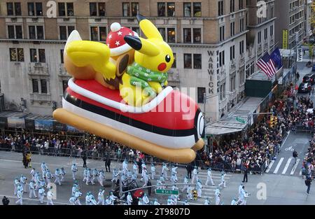 New York, États-Unis. 22 novembre 2023. Le ballon Pikachu et Eevee flotte sur la Sixième Avenue lors du Macy's Thanksgiving Day Parade 2023 à New York le jeudi 23 novembre 2023. Photo de John Angelillo/UPI crédit : UPI/Alamy Live News Banque D'Images