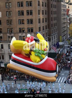 New York, États-Unis. 22 novembre 2023. Le ballon Pikachu et Eevee flotte sur la Sixième Avenue lors du Macy's Thanksgiving Day Parade 2023 à New York le jeudi 23 novembre 2023. Photo de John Angelillo/UPI crédit : UPI/Alamy Live News Banque D'Images