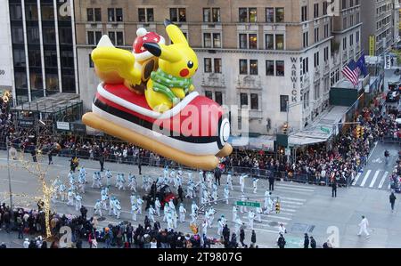 New York, États-Unis. 22 novembre 2023. Le ballon Pikachu et Eevee flotte sur la Sixième Avenue lors du Macy's Thanksgiving Day Parade 2023 à New York le jeudi 23 novembre 2023. Photo de John Angelillo/UPI crédit : UPI/Alamy Live News Banque D'Images