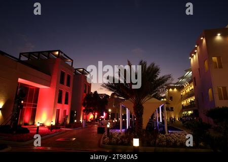 Abu Dhabi, Abu Dhabi. 23 novembre 2023. Ambiance paddock. Championnat du monde de Formule 1, Rd 23, Grand Prix d'Abu Dhabi, jeudi 23 novembre 2023. Yas Marina circuit, Abu Dhabi, Émirats arabes Unis. Crédit : James Moy/Alamy Live News Banque D'Images