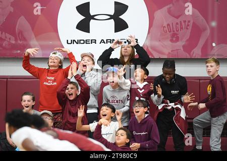 22 novembre 2023 : les fans de Colgate Raiders tentent de distraire un tireur de Harvard Crimson pendant la seconde mi-temps le mercredi 22 novembre 2023 à Cotterell court à Hamilton, NY. Harvard a gagné 76-70. Rich Barnes/CSM Banque D'Images