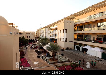 Abu Dhabi, Abu Dhabi. 23 novembre 2023. Ambiance paddock. Championnat du monde de Formule 1, Rd 23, Grand Prix d'Abu Dhabi, jeudi 23 novembre 2023. Yas Marina circuit, Abu Dhabi, Émirats arabes Unis. Crédit : James Moy/Alamy Live News Banque D'Images