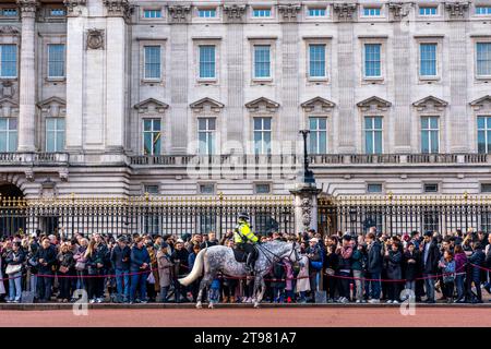 Les foules se rassemblent pour assister à la cérémonie de la relève de la garde au palais de Buckingham, à Londres, au Royaume-Uni Banque D'Images