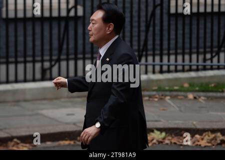 Londres, Royaume-Uni. 22 novembre 2023. Yoon Suk Yeol, président de la République de Corée, s'est rendu cet après-midi au 10 Downing Street pour rencontrer le Premier ministre, Rishi Sunak, et son épouse, Akshata Murty. À son arrivée, il a marché vers le no 11 Downing Street par erreur et est revenu au no 10 où le tapis rouge a été posé pour lui. Il est au Royaume-Uni après une visite d'État hier lorsqu'il a rencontré le roi et la reine au palais de Buckingham. Le président rencontrait Rishi Sunak au sujet de questions telles que la défense, le commerce et la technologie. Crédit : Maureen McLean/Alamy Live News Banque D'Images