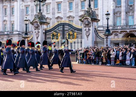 La bande des Coldstream Guards participe à la cérémonie de relève de la garde au palais de Buckingham, Londres, Royaume-Uni Banque D'Images