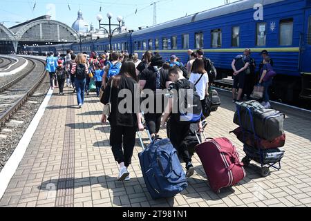 Lviv, Ukraine - 25 mai 2022 : les évacués marchent le long d'une plate-forme après être arrivés à la gare de Lviv. Banque D'Images