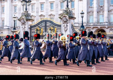 La bande des Coldstream Guards participe à la cérémonie de relève de la garde au palais de Buckingham, Londres, Royaume-Uni Banque D'Images