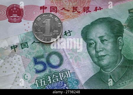 Une pièce de 1 yuans sur un billet de 50 yuans et un billet de 100 yuans. Banque D'Images