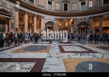 Rome, Italie - novembre 2 2023 : vue intérieure du magnifique Panthéon, un ancien temple romain aujourd'hui utilisé comme église catholique Banque D'Images