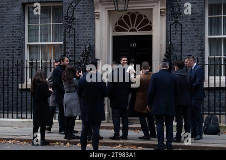 Londres, Royaume-Uni. 22 novembre 2023. Un groupe de visiteurs juifs au n° 10. Downing Street, ont été ravis d'avoir leur photo prise devant la célèbre porte d'entrée et surtout, comme chef mouser, No 10 Downing Street Cat, Larry, les a rejoint pour un photocall. Crédit : Maureen McLean/Alamy Live News Banque D'Images