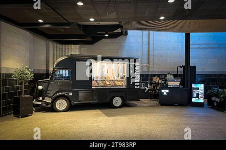 Angleterre, Royaume-Uni, 17 avril 2023, vue d'une fourgonnette noire de Citroën type H dans la centrale électrique de Battersea utilisée par Crosstown, une entreprise de livraison de beignets Banque D'Images