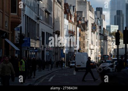 Des tasses de café et de boissons gazeuses de certaines des principales entreprises de nourriture et de boissons à emporter se sont entassées au-dessus d'une poubelle de rue débordante le 15 novembre 2023 à Londres, au Royaume-Uni. À certains moments, en particulier les week-ends et les jours fériés, le volume de personnes dans la région génère un gros problème de déchets. Les déchets s'empilent haut à certains endroits et se révèlent disgracieux pour un quartier aussi important de Londres. Banque D'Images