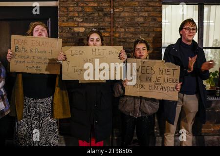 UTRECHT - participants à une action de solidarité contre l'exclusion et la discrimination autour de la mairie d'Utrecht. L'action, appelée Utrecht, se tenir mutuellement, est une réponse à la victoire électorale du PVV de Geert Wilders. ANP ROBIN VAN LONKHUIJSEN pays-bas Out - belgique Out Banque D'Images