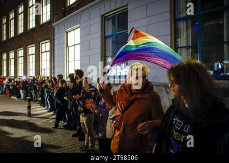 UTRECHT - participants à une action de solidarité contre l'exclusion et la discrimination autour de la mairie d'Utrecht. L'action, appelée Utrecht, se tenir mutuellement, est une réponse à la victoire électorale du PVV de Geert Wilders. ANP ROBIN VAN LONKHUIJSEN pays-bas Out - belgique Out Banque D'Images