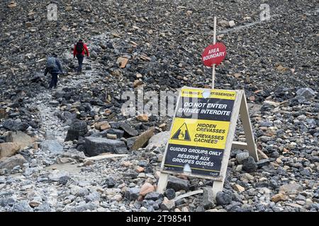 Parc national Banff, Alberta, Canada - 12 août 2023 : panneau d'avertissement près du champ de glace Columbia dans le parc national Banff. Banque D'Images