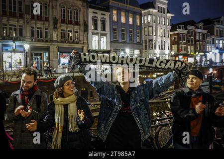 UTRECHT - participants à une action de solidarité contre l'exclusion et la discrimination autour de la mairie d'Utrecht. L'action, appelée Utrecht, se tenir mutuellement, est une réponse à la victoire électorale du PVV de Geert Wilders. ANP ROBIN VAN LONKHUIJSEN pays-bas Out - belgique Out Banque D'Images