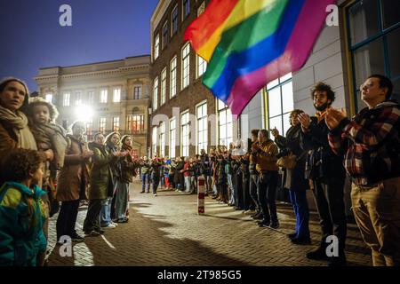 UTRECHT - participants à une action de solidarité contre l'exclusion et la discrimination autour de la mairie d'Utrecht. L'action, appelée Utrecht, se tenir mutuellement, est une réponse à la victoire électorale du PVV de Geert Wilders. ANP ROBIN VAN LONKHUIJSEN pays-bas Out - belgique Out Banque D'Images