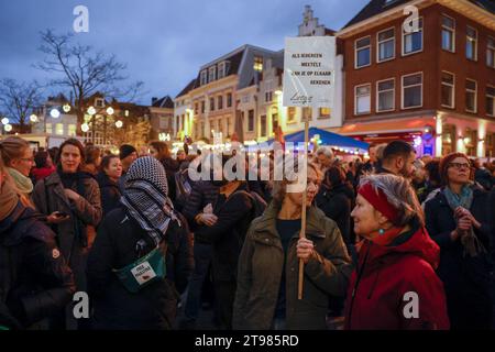 UTRECHT - participants à une action de solidarité contre l'exclusion et la discrimination autour de la mairie d'Utrecht. L'action, appelée Utrecht, se tenir mutuellement, est une réponse à la victoire électorale du PVV de Geert Wilders. ANP ROBIN VAN LONKHUIJSEN pays-bas Out - belgique Out Banque D'Images