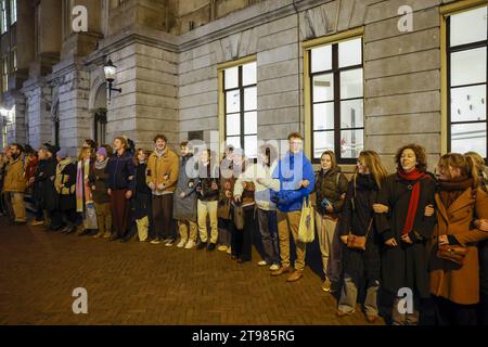 UTRECHT - participants à une action de solidarité contre l'exclusion et la discrimination autour de la mairie d'Utrecht. L'action, appelée Utrecht, se tenir mutuellement, est une réponse à la victoire électorale du PVV de Geert Wilders. ANP ROBIN VAN LONKHUIJSEN pays-bas Out - belgique Out Banque D'Images