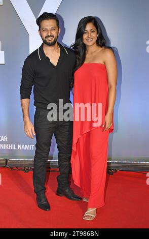 Mumbai, Inde. 22 novembre 2023. L'acteur et mannequin indien de gauche à droite Vatsal Sheth et son épouse Ishita Dutta, actrice et mannequin, posent pour une photo lors de la première sur le tapis rouge du prochain film « Farrey » à Mumbai. Le film sortira en salles le 24 novembre 2023. Crédit : SOPA Images Limited/Alamy Live News Banque D'Images