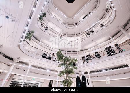 Rome, Italie - novembre 4 2023 : vue intérieure du magasin Zara dans la via del Corso, vue sur l'atrium Banque D'Images