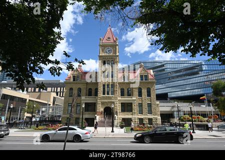 Calgary, AL, Canada - 10 août 2023 : Hôtel de ville de Calgary et Calgary Municipal Building. Banque D'Images