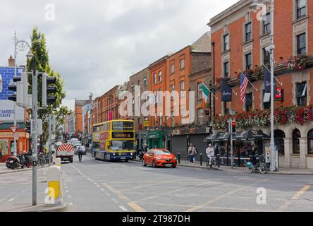 DUBLIN, Irlande - 4 août 2023 : rue colorée et animée du centre-ville de Dublin Banque D'Images