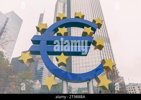 Symbole de l'euro devant l'Eurotower à Willy Brandt Platz à Francfort-sur-le-main, Hesse, Allemagne Banque D'Images