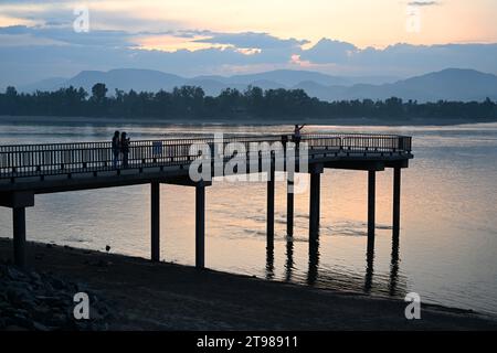 Kamloops, BC, Canada - 16 juillet 2023 : les gens sur la jetée de la rivière Thompson dans la ville de Kamloops. Banque D'Images