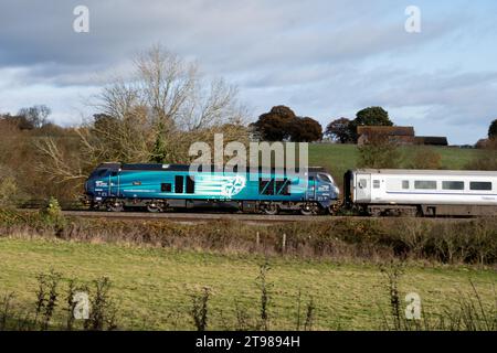 Direct Rail Services classe 68 locomotive diesel n° 68009 'Titant' tirant un train Chiltern Railways, Warwickshire, Royaume-Uni Banque D'Images