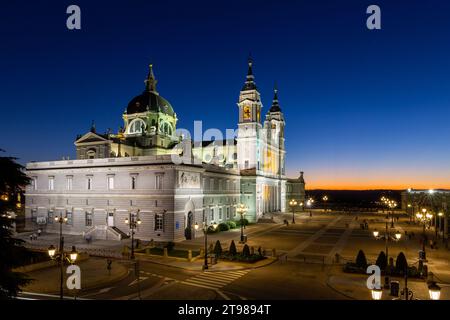 Madrid, Espagne, 09.10.21. Cathédrale de l'Almudena (Santa Maria la Real de la Almudena) et Plaza de la Armeria vue nocturne après le coucher du soleil, bâtiment illuminé Banque D'Images