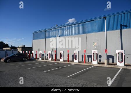 Kamloops, BC, Canada - 20 juillet 2023 : borne de recharge Tesla dans la ville de Kamloops, Canada. Banque D'Images