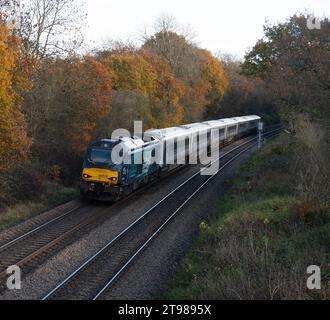 Direct Rail Services classe 68 locomotive diesel n° 68009 'Titant' alimentant un train Chiltern Railways à Shrewley, Warwickshire, Royaume-Uni Banque D'Images