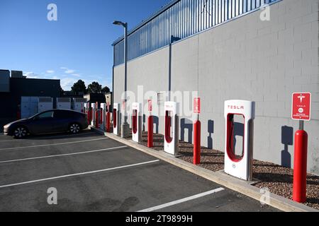 Kamloops, BC, Canada - 20 juillet 2023 : borne de recharge Tesla dans la ville de Kamloops, Canada. Banque D'Images