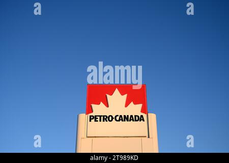 Kamloops, BC, Canada - 20 juillet 2023 : logo Petro-Canada de la station-service. Banque D'Images