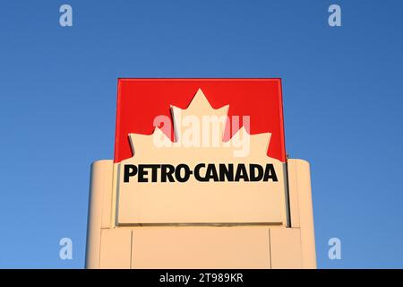 Kamloops, BC, Canada - 20 juillet 2023 : logo Petro-Canada de la station-service. Banque D'Images