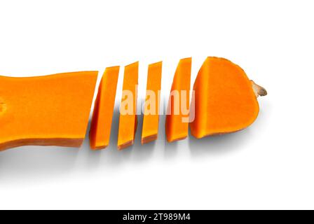 Courge musquée douce mûre coupée en tranches, isolée sur fond blanc. Couper la citrouille orange en forme de bouteille. Banque D'Images