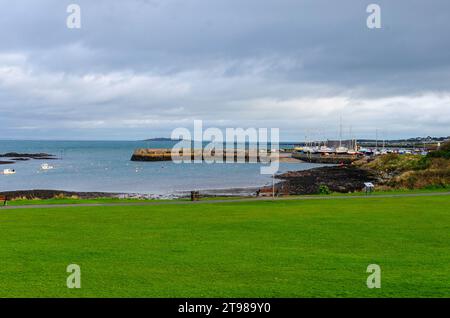 Groomsport, comté de Down, Irlande du Nord novembre 22 2023 - Port de Groomsport avec des bateaux amarrés pour l'entretien et zone de loisirs publics. Banque D'Images