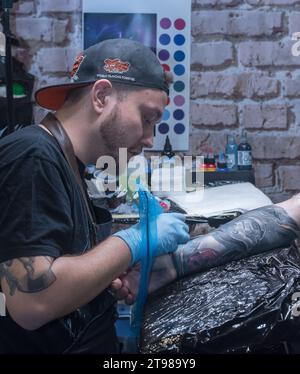 Tattoo convention à Varsovie 2019 montrant l'art et l'artisanat d'artistes tatoueurs professionnels. Banque D'Images