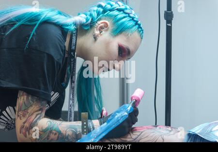 Tattoo convention à Varsovie 2019 montrant l'art et l'artisanat d'artistes tatoueurs professionnels. Banque D'Images