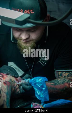 Tattoo convention à Varsovie 2019 montrant l'art et l'artisanat d'artistes tatoueurs professionnels. Banque D'Images