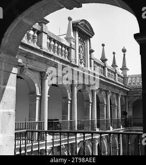 ARQUERIA DEL PATIO PRINCIPAL DE LA UNIVERSIDAD DE ALCALA DE HENARES O DE SANTO TOMAS DE VILLANUEVA - SIGLO XVII - B/N - AÑOS 60. AUTEUR : JOSE DE SOPEÑA. Lieu : UNIVERSIDAD. Alcalá de Henares. MADRID. ESPAGNE. Banque D'Images