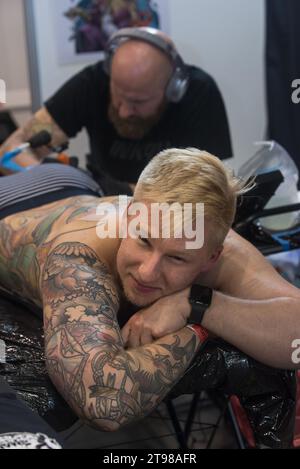 Tattoo convention à Varsovie 2019 montrant l'art et l'artisanat d'artistes tatoueurs professionnels. Banque D'Images
