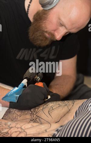 Tattoo convention à Varsovie 2019 montrant l'art et l'artisanat d'artistes tatoueurs professionnels. Banque D'Images