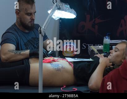 Tattoo convention à Varsovie 2019 montrant l'art et l'artisanat d'artistes tatoueurs professionnels. Banque D'Images