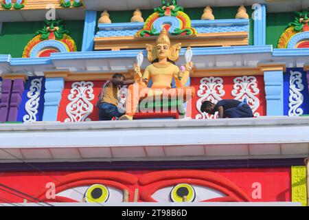 Les travailleurs font la touche finale à un pandal pour adorer la déesse Kali à la veille de Diwali, la fête de la lumière et des craquelins à Agartala. Tripura, Inde. Banque D'Images