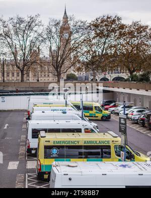 Ambulances d'urgence dans le domaine de St. L'hôpital de Thomas à Westminster, Londres. Banque D'Images